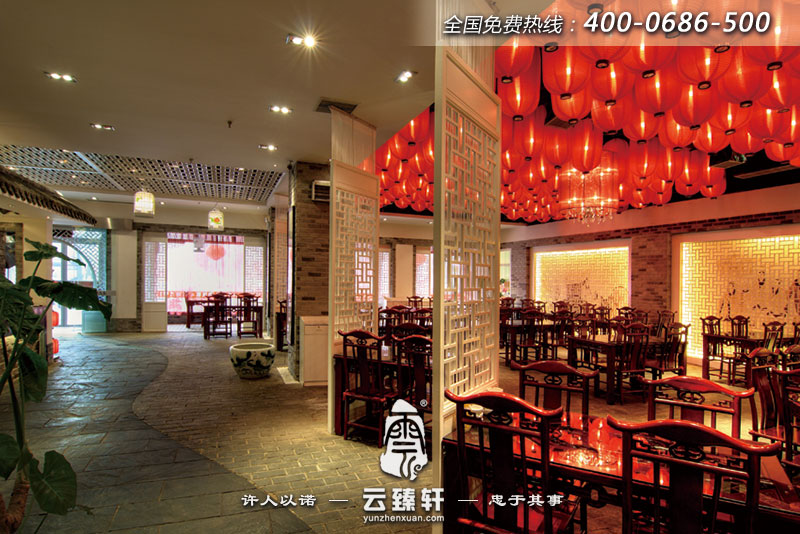 掛滿燈籠的中式餐廳大堂設(shè)計